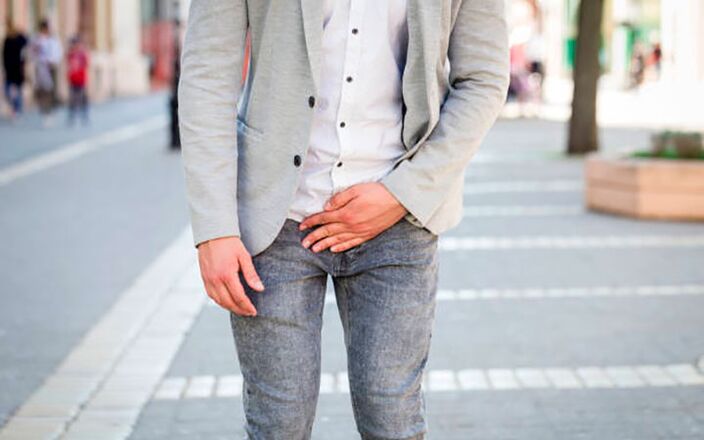 一个男人担心前列腺炎的不适症状