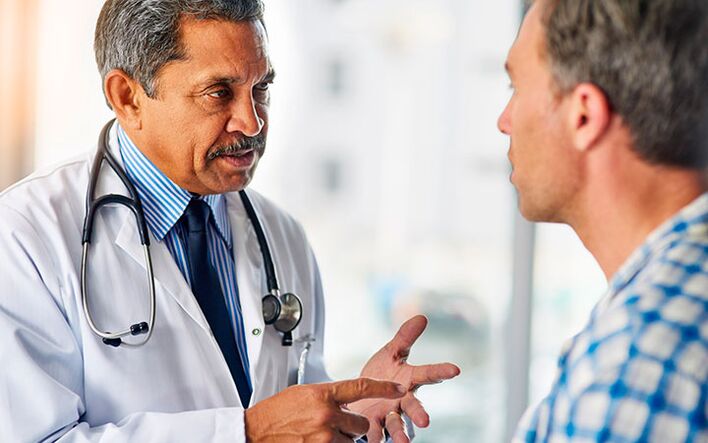 一名患有前列腺炎的男子在泌尿科医生处就诊