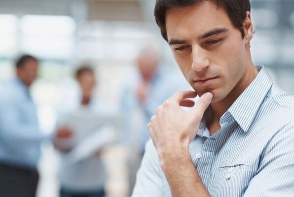 一名男子正在考虑治疗细菌性前列腺炎